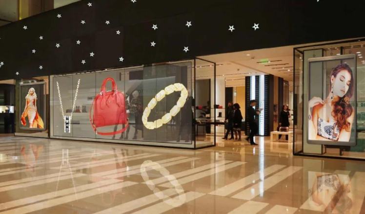 新零售風(fēng)潮盛行LED透明屏成門(mén)店裝飾最佳選擇