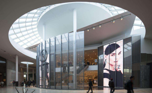 LED透明屏成時(shí)尚商圈新寵兒